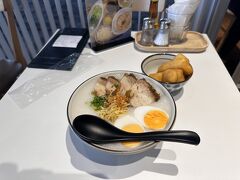 　お昼ごはん。グリルドポークのおかゆが約1,300円。空港価格。めっちゃ熱かった。
