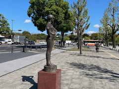 姫路駅から姫路城まで「大手前通り」が続きます。歩道にはたくさんの彫刻が建っています。