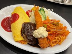 オムナポバーグエビフライは人気メニューが全部のった贅沢な一皿。
たいめいけんの人気メニューを堪能できました。