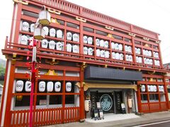 須崎大漁堂（須崎市青木町）
2022年12月にオープンした須崎大漁堂は、人々が集まる「お堂」がコンセプトで、朱色の木組みは神社のイメージらしい。