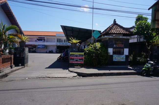 I CON BALI から7－8分歩いたところに古くからある、シンドｳーマーケット<br />敷地内で行われる夜市は16：00～24：00、未明から朝市となるようだが・・<br />I CON BALI の影響は・・・<br />また夜市目当てで夜来ます<br />