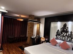 　シェムリアップのホテル SAKABAN Suite に着きました。マップさんとは明日のスケジュールを再度確認してから一旦お別れ。
　このホテルは朝食付きで一泊3,300円。広さは56平米。一人じゃ勿体無いです。
