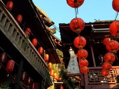夕陽に照らされると、提灯や柱の赤色も一段と輝きを増します。