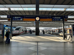 ミュンヘン中央駅はとても広くて驚きました。ザルツブルク行きのホームは果てしなく遠く、まぁどこから入るかにもよるのですが、、、。列車に乗る際は、いくらドイツの列車が遅れがちとは言え、早め早めに移動した方がよさそうです。めちゃ駅が広い。