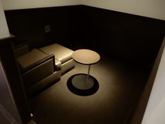 JALのラウンジ、出雲空港はJALのみ就航なのでANA派も仕方ない。がラウンジはおこもりタイプがあるのでそこは高評価。
