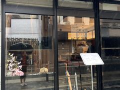 １１時３５分

ホテルに荷物を預け、予約しているお店へ歩いてやってきました。
【アントレーズ】
https://un-treize.com/