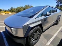 「グランドキャニオン・ビジターセンター駐車場」で、テスラ「サイバートラック」を見かけました。
まだ珍しい様で、アメリカ人らしい観光客も写真を撮っていました。