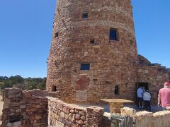 公園の東側に建つ高さ21m7階建ての「デザートビュー展望塔」です。
