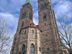 旧市街北側に建つニュルンベルクで最も古い13世紀の教会、聖セバルドゥス教会。
2本の尖塔が美しいです。内部見学は無料です。 