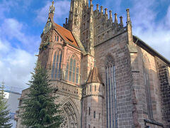 ハウプトマルクト広場東側に建つゴシック建築はフラウエン教会。
この教会は滞在期間中ずっと閉まっていました。