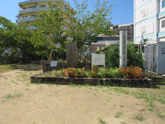 【花隈城跡】

「福徳寺」から西に進むと整備された公園があり、そこが「花隈城跡」とされています。
「花隈城趾の碑」
（公式サイトより）
1928（昭和 3）年に建てられたものだが、阪神・淡路大震災で倒壊したため、元の碑を忠実に模造し復旧したものである。

その左隣に「東郷の井」と説明文があります。