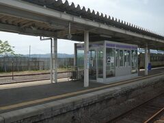 結構新しいホーム上待合室もあります。
車両も待機しています。