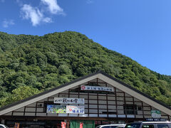 大滝鍾乳洞を出て北上し、道の駅明宝へ。
いつもスキー帰りの夜に寄っていたので、昼間に訪れるのはいつぶりかしら？
めいほうフランクのテイクアウトはもちろん、イートインのお店もあり
特産品も充実しています。
いろいろ見ていて楽しくなりました。