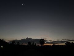 　翌朝午前4時半。マップさんは時間前にほてり前に待機しています。トゥクトゥクに乗ってまずはアンコール遺跡群の一日チケットを購入しました。
　そして、夜明けのアンコール・ワットを見に行きました。
