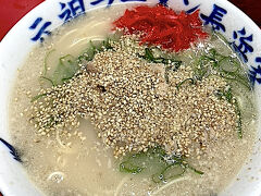 朝からラーメンを食べます。
ホテルから歩いて10分ほど。川端商店街にある元祖ラーメン長浜家[https://www.facebook.com/Ganso.Ramen.Nagahamake]へ。24時間営業ということで8時前ですがラーメンをいただけます。

今回はかた麺を注文。
あっさりとしたスープ、博多のラーメン特有の細麺、胡麻とネギと紅生姜といういつもの3点セット。途中、タレで少し味を濃くして、最後まで美味しくいただきました。