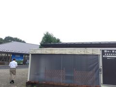 野菜とか販売しているお店が移転してリニューアルしてた。
手前が昔のところ、奥が移転先。