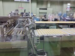 さてチェックインまでまだまだ時間があるよ。
森林の森に向かう途中でひさびさお菓子の城に立ち寄ってみる。
ここではお菓子が作られる工程が無料で見学できるの。
工場見学みたいで面白い。

お菓子の城の裏に「ガーデン＆森」というワンコ同伴可能な川辺を散策できる有料の施設があるというポスターを見つけ、行こうか迷うも、ググると本格川遊びではなさそうなため断念。