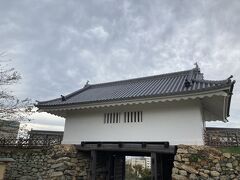 こちらの右側から入城