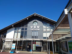 安芸駅で下車します　当初なはり駅から乗車予定だったバスにここから乗車します
駅構内には道の駅風のお店があります　農産物とお土産　高知市内のお店よりお手頃価格