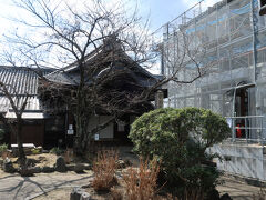 　今井町の中心部にある称念寺。今井町はこの寺の境内地を中心として発達した寺内町だ。もともとは浄土真宗の道場だったが、安土桃山時代に寺院となり、その後、奈良の浄土真宗をすべる立場だったという。2002年に本堂が国の重文に指定されたが、訪れたときは10年以上の工期をかけて解体修理をしていた。写真を撮影するならば、ちょっと絵になりにくいタイミング。修理が終わってから再度足を運びたいお寺さんだ。ここの山門は明治天皇行幸の際に談山神社から移築されたという。