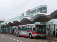 羽田からANAで稚内まで２時間弱。昼過ぎに到着。
速いものです。
学生時代は上野発の夜行列車に乗り、朝・青森について青函連絡船に乗り、夜札幌に到着、さらに夜行列車で稚内まで夜行連泊３６時間かかったことを思えば「隔世の感」があります。
稚内空港から市内までの連絡バスは、普通のバス。
１日４便しか往復しないローカルな空港だとこれで十分なんでしょう。