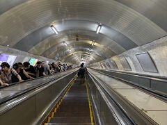 メトロに乗って、ちょっと遠出。

恐ろしいくらい急で、ホームが見えないこのエスカレーターにのって
ずーっと降りていく。
体感時間、2分くらい？長い先が見えないエスカレーター。
怖すぎる。

ちなみに、メトロはクレジットカードをピッとかざして乗車できました。