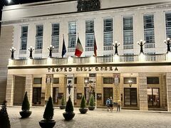 食事をしたらすぐそばにあるオペラ座を見に行きました。22時半と遅い時間ですが、オペラ座周辺は三つ星、四つ星のホテルが多く、路上には観光客で賑わうレストランが立ち並んでいてこの時間でも多くの人が行き来していました。