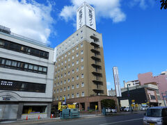 泊まったホテル、東横イン旭川駅前一条通です。
チェックインできるのは、16時から可能。ずいぶん遅いです。早くできないかと問うと、ナントカ会員になれば（たった）１時間早くできると。でもカネが掛かります。
