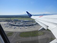大阪へ向け、離陸しました。
典型的な、半円形の新千歳空港のフィンガー。
