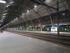 ブルノ出発後は順調に進み、30分遅れの23:30にプラハ本駅に到着しました。
駅前の公園を抜けて、途中水を買って24時ごろホテルに到着しました。
真夜中ですが、特に治安の不安は全く中です。

明日はプラハの街歩きをします。