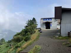 ロープウェイ（リフト）西島駅の乗り場まで足も痛くならず順調に降りてきました。ゆっくり下山の約1時間。