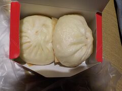 ここで東京から飛んで来た娘と落ち合って、「さぁ、どうしよう？」と尋ねたら、豚饅だと。
ってんで、到着口を出て直ぐのところにあった５５１に行きました。前に１階にあった店とは違うみたい。
