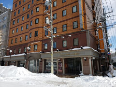 「さっぽろ」駅から「すすきの」駅まで、地下鉄南北線に乗車。

今回宿泊するのは、『プレミアホテル―CABIN―札幌』です。
「すすきの」駅から、雪道だと徒歩10分かかり、やや不便な立地なのですが、以前にこのホテルにはお世話になったことがあり、素晴らしかったので、今回久しぶりにお世話になることに。

ちょうど『雪まつり』の時期と被っていて、ホテルの価格はどこも高騰。
私は去年8月に予約したのですが、1泊2万円弱しました。

チェックインの際、温泉の露天風呂が故障で利用できなくなっているとご説明を受け、ショック・・・
ここの露天風呂が最高で、今回それで再びここに決めたのですが、まあ仕方ないですね。
次回、また利用させて頂きます。

ロビーでは地元の大学生さんが、「コーンスープ」を振舞って下さり、身も心も温まりました。