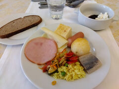 ホテルで気持ちのいい朝を迎えました。
旅を快適に進めていくために大切なのは、朝ごはんをちゃんと摂ること。
ホテルの2階にある食堂で朝ごはんを楽しみます。

このセントオラフホテルの朝ごはんは評判が良かったので楽しみにしていましたが、期待に違わず美味しかったです。
海外だとハズレがちな魚（これはニシンの酢漬けかな）も取り敢えずチャレンジ。
ここで一番気に入ったのはじゃがいも。大きさが大小様々であるにも拘らず、火の通り具合もちょうどよく、型崩れなし。味がうすーくついており、他の料理の邪魔をしない。お芋さんばっかり食べていたかったです（笑）

さて、腹ごしらえも済んだので出かけましょう。