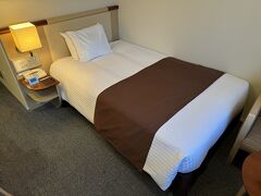 シングルで予約したが連泊だからかセミダブルにUG？