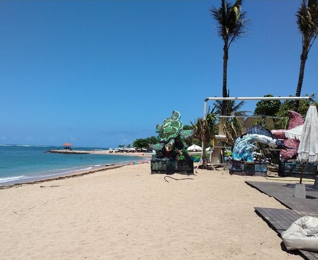 しばらくビーチを北上すると大きなショッピングセンターが現れる