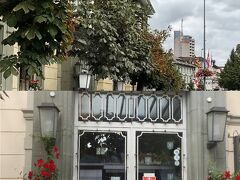 9時45分にチューリッヒ空港に到着後、10時45分発の電車でベルン観光を予定していました。ヘルシンキ空港からチューリッヒ空港への便は沖止めでした。席に着くと席の近くの韓国人旅行者（客室乗務員から『中国からですか』との質問に『韓国です』と回答）が何か忘れ物をした様子で、客室乗務員と話をしています。韓国人旅行者の人の要求は分かりませんが、客室乗務員から英語で『チューリッヒ便がこの後ありますが、搭乗できるか分からない。この便に乗るか降りるか決めて欲しい』と言われるも理解できない様子です。スマホに話しかけ、画面を見せスマホに向かって話すよう促します。時間が経つとともに、乗客の中には苛立っている人が見られました。結局降りられましたが、30分遅れで出発となりました。半ば諦めていたところ、15分遅れでチューリッヒ空港に到着しました。荷物が速やかに出てきたので、鉄道駅に向かって急ぎます（スイストラベルパスが有効のため切符不要です）。何とか間に合って乗車し天気を確認すると、グリンデルワルトに滞在中の天気が良くありません。ベルン観光を取り止め、グリンデルワルトからフィルストを目指すことに変更しました。インターラーケン西駅に到着し、宿泊するホテルKrebsに荷物を預かって頂きました。