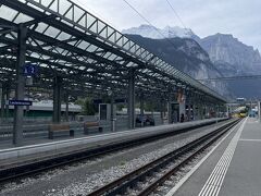 ホテルをチェックアウトして、9時頃にラウターブルネン駅に到着です。インターラーケンオスト駅でコインを持っておらず、インフォメーションもまだ開いていなかったのでラウターブルネンでコインロッカーを利用します。インフォメーションでユーロの札を出して、コインを必要としている事を言うと、クレジットカードで希望額相当のコインを頂けました（嬉しかったです）。コインロッカーは大型で1個1日7フランでした。