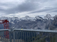 シルトホルン展望台からの眺めです。曇りの中、山の頂は何とか見えます。寒いです。アイガー・メンヒ・ユングフラウの反対側です。三山を見たくても、工事による通行止で見れません。