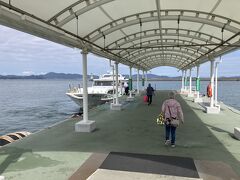 束の間の豊島
直島ほど観光要素少ないし
朝だから
高松行は数人だけ
