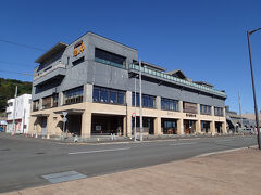 ３日目です。チェックアウト前にホテル付近を散策。副港市場です。