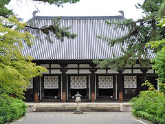 　ロータスロードのスタートは唐招提寺。午前8時半過ぎだ。この日はしとしと降る梅雨時らしい雨だった。境内にはまだ人が少ない。