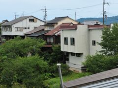 　吉野の独特な建築様式である吉野建。吉野は平野が少なく、斜面に谷を背にして家屋を建てる。表から見るとどれも平屋か二階建てだが、家の裏は急な崖のため、家屋は下方へ二階、三階となる。