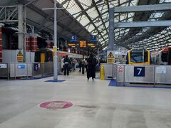 リバプールからダンディーへ行きます

乗り換えは２回　Preston駅 と Edinbursh Waverly駅です
ブリットレイルパスを利用します
今までずっと　駅員さんにスクリーンショットのパスを見せてゲートに入っていましたが　ゲートのチェックにスクリーンショットをかざしてゲートを開くのが正解です