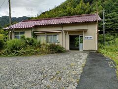 　赤い瓦の「因幡社駅」の駅舎です。 大正12年開業で、駅舎は駅開業当時からのものだそうです。　
　昭和45年の無人化に伴い駅事務室を活用するため店舗の募集をしたところ、理容店の申し込みが１件あったそうです。その翌年の昭和46年以来、構内で理容店が営業されているそうです！