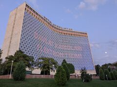 そしてまた日暮れ前に何とか到着！
いや、噂には聞いてたけどもデカい！しかもなんか片側全部電光掲示板みたいになってるし！