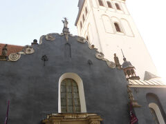 無事、旧市街に戻ってきました。
戻ってきてすぐに向かったのは聖ニコラス教会Niguliste kirikです。
お目当ては16時から開催されるオルガンコンサート。

ここは教会ではあるのですが、今はほぼ美術館です。
入場料はオルガンコンサート込みで一人14ユーロ也。