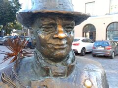 ソラリスからホテルへ戻る道すがらにある煙突掃除夫の像です。
煙突掃除夫は幸運のシンボルなので、いろんな人が撫でていったのでしょう。ピカピカです。
煙突掃除夫を撫でたのだから、私たちにも幸運が訪れる・・・かな？

明日にはラトヴィアのリーガに向けて移動しなくてはなりません。
時間が足りない！