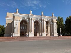 15分ほどでナヴォイ劇場に到着です。
ちなみに道中、ブハラとサマルカンドで2度会ったフランス人カップルとバッタリ行き会いました。ウズベキスタン旅行ってルートがみんな似たり寄ったりになるから、同じ人と違う街で遭遇することが本当に多い…