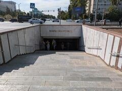 ほどなくして地下鉄コスモナフトラル駅に到着です。
この駅もガイドブックに取り上げられるくらいデザインが美しいところとして有名なんです